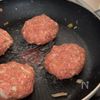 【デミグラスが濃厚♪】チーズイン煮込みハンバーグの工程2