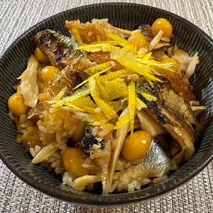 楽ラク手抜キッチン🐶🐾の作ってみた!投稿(昨日の焼き秋刀魚活用「焼き秋刀魚と銀杏の味噌釜飯」)