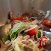 混ぜるだけ簡単!新玉ねぎとトマトとサバ缶の白だしレモンマリネの工程1