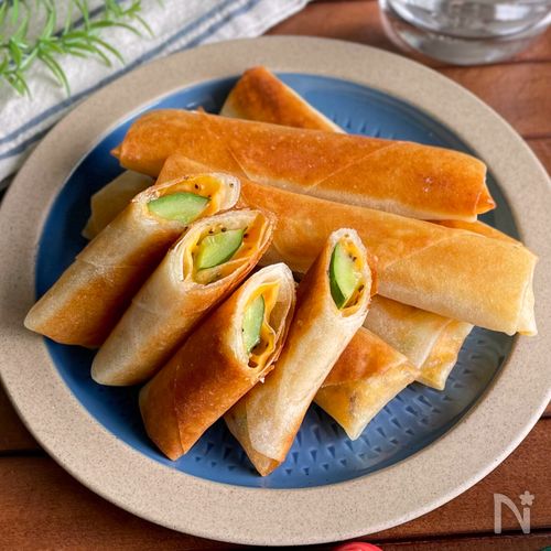 新時代の食べ方？！「きゅうりのペッパーチーズ春巻き」