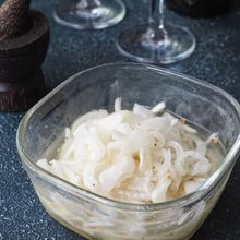 ほろ苦さに沼る！新玉ねぎの甘酢漬け