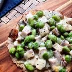 オートミールで簡単《サラダチキンと枝豆のクリスピーピザ》