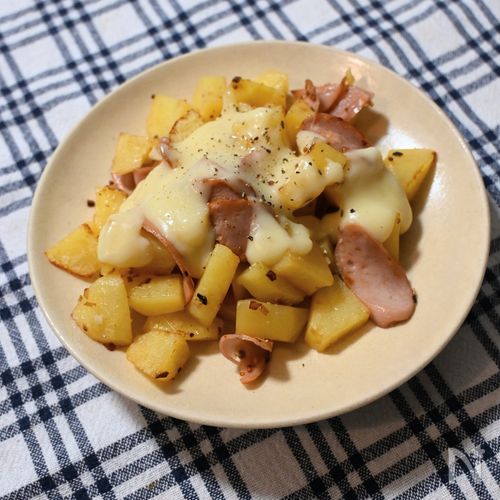 魚肉ソーセージで！とろ～りチーズの節約ジャーマンポテト