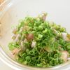 ［薬味たっぷり腸活に◎冷しゃぶサラダ］ごまドレを和えるだけの工程1