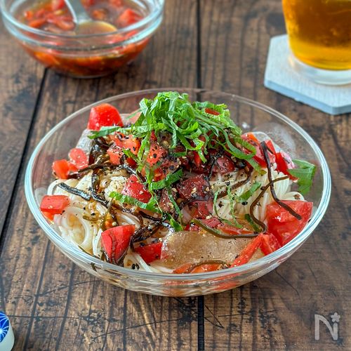 たっぷりトマトと塩昆布で冷やしおそうめん