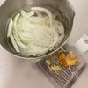 鯖缶と新玉でユッケ丼風の工程1