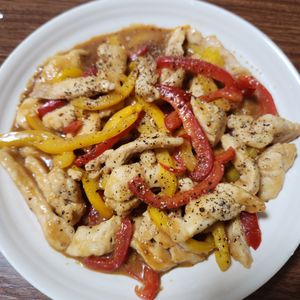 とももの作ってみた!投稿(【鶏むね肉とピーマンの味噌マスタード炒め】ご飯がすすみます！)