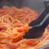フライパン1つで別ゆで不要！旨み爆発【シンプルトマトパスタ】の工程3