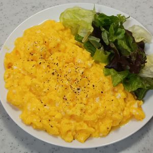 ひろりぃの作ってみた!投稿(ホテルのトロトロ再現　白だしスクランブルエッグ)