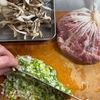 舞茸と豚しゃぶのさっぱりねぎ和え【レンジで簡単】の工程1