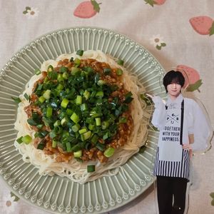 maiの作ってみた!投稿(にらとねぎがたっぷり!そうめんで作るピリ辛肉味噌のあえ麺)