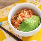 レンジで3分・1人前レシピ「韓国風アボカドうどん」