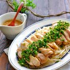 レンジで！しっとり蒸し鶏とたっぷりもやしのやみつき旨だれ