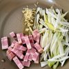 【長ねぎとベーコンの塩昆布生姜パスタ】味付け調味料不要で簡単の工程1