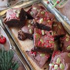 濃厚チョコレートとプルーンのクリスマスブラウニー