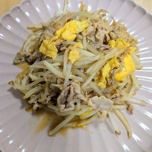 ゆいの作ってみた!投稿(【豚たまもやし炒め】ふんわり卵でかさまし！ボリューム満点♡)