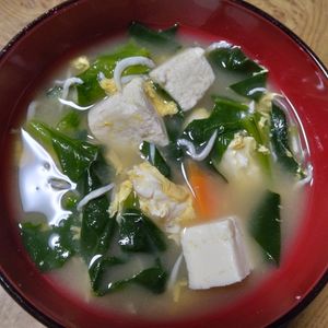 ももの作ってみた!投稿(カルシウムの吸収アップ！豆腐としらすの味噌汁)