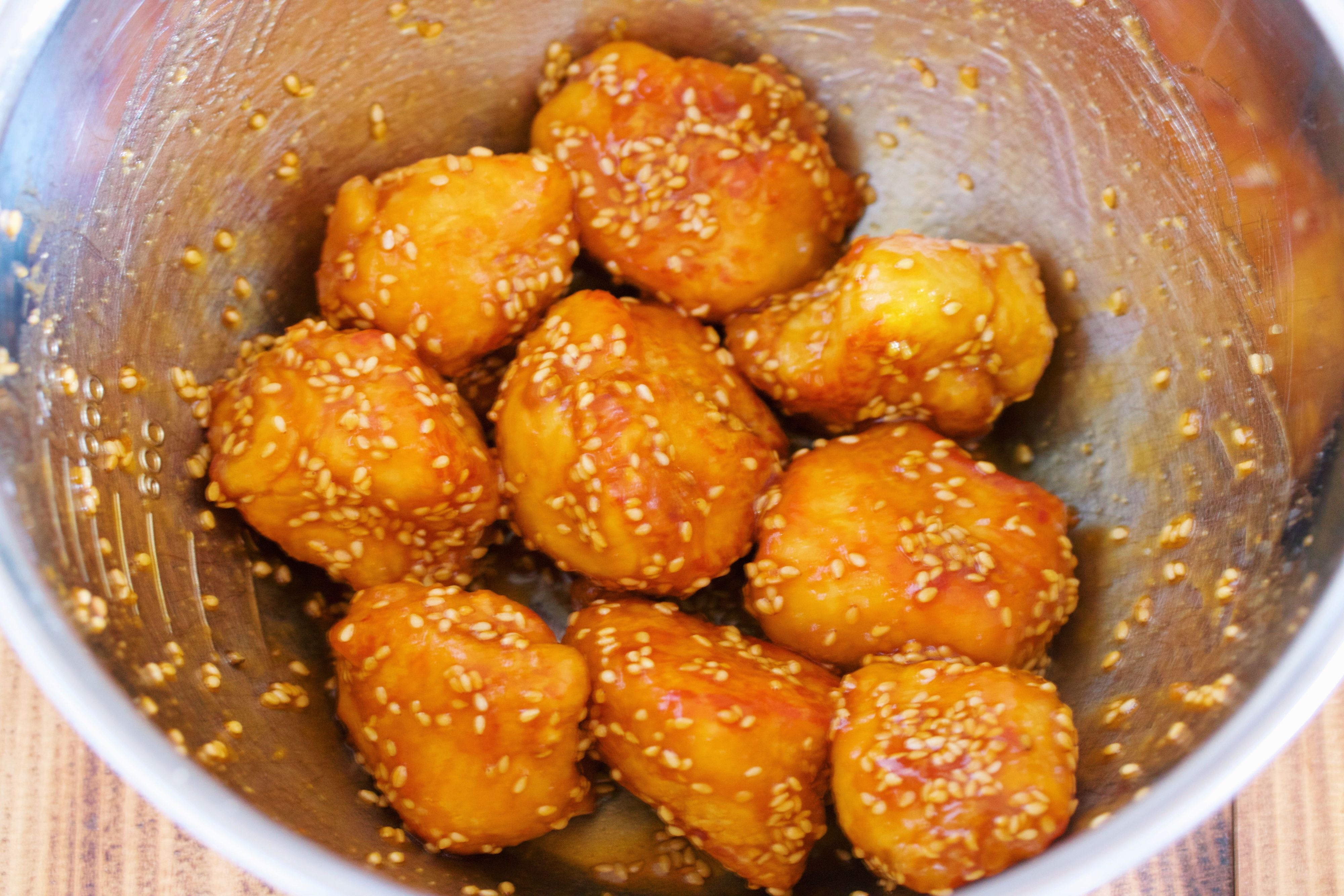 油は大さじ2♪むね肉で作る♪『揚げない鶏唐の甘酢ごまあえ』 | レシピ