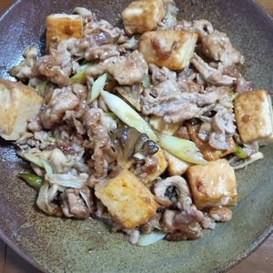 ともこっちの作ってみた!投稿(行列の定食屋さんの🍚豚ともちもち厚揚げの秋のポン酢炒め🤩)