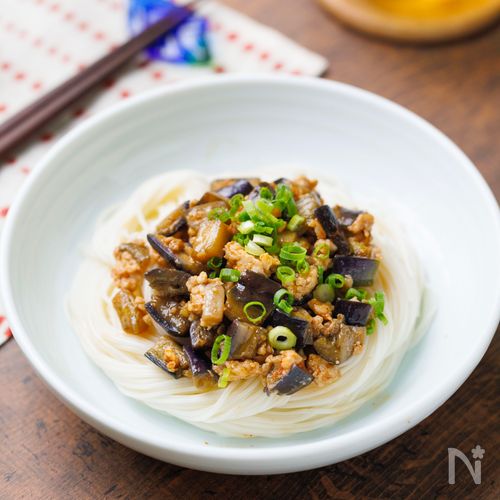ナスとひき肉のピリ辛そうめん丼