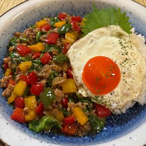 楽ラク手抜キッチン🐶🐾の作ってみた!投稿(残った野菜大量消費！甘辛味の和風ガパオライス)