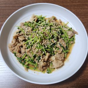 とももの作ってみた!投稿(［豚と豆苗のごま味噌炒め］ズボラすぎるおかず！作りおき対応)