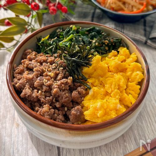ガツンと大満足♩生姜そぼろ３色丼