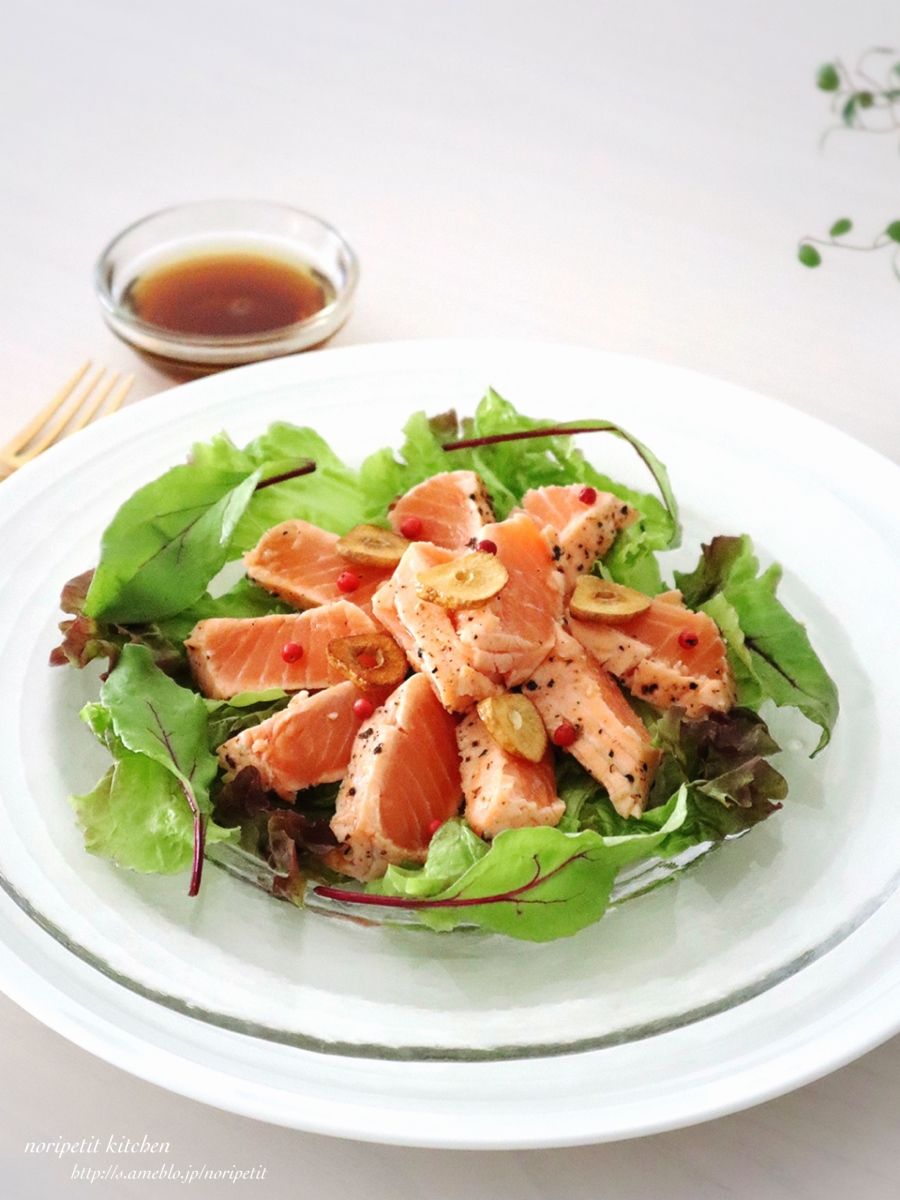 2ステップ簡単 さっぱりウマい サーモンのたたきのっけサラダ レシピサイト Nadia ナディア プロの料理家のおいしいレシピ