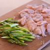 【鶏とアスパラの塩炒め】これだけで最高においしい！の工程1