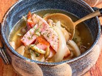 【ベーコンしめじ玉ねぎのコンソメスープ】旨味じゅわ〜♡