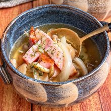 【ベーコンしめじ玉ねぎのコンソメスープ】旨味じゅわ〜♡