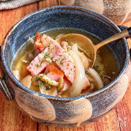 【ベーコンしめじ玉ねぎのコンソメスープ】旨味じゅわ〜♡