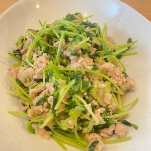 ちひろの作ってみた!投稿(5分‼️節約レシピで大満足のおかず♡豆苗とひき肉の香味炒め)