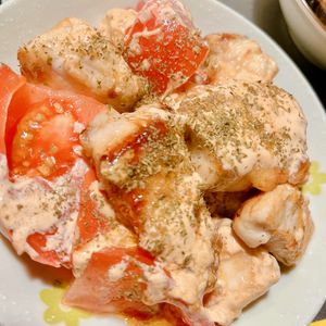 あーちゃん·͜· ♡の作ってみた!投稿(ワンパン10分！【鶏むね肉のコク旨とりマヨ】トマト入り♩)