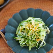 味付け不要！抱えて食べちゃう♪さきいかときゅうりのサラダ