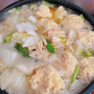 あーちゃん·͜· ♡の作ってみた!投稿(鶏ももとフワフワ鶏団子の鉄分たっぷり鍋)