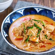 重ねて煮るだけ♪『もやしと豆腐のうま辛♡担々スープ』