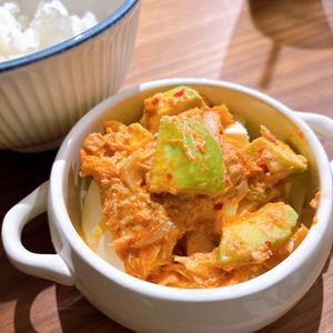 ねこまりも🐈‍⬛の作ってみた!投稿(韓国海苔に包んで食べる♪アボカドキムチのツナマヨ和え)