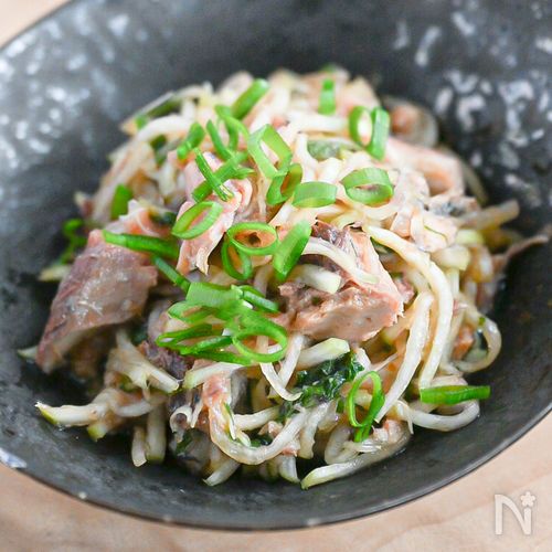 切って和えるだけ！サバ缶と大根のサラダ