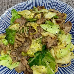 楽ラク手抜キッチン🐶🐾の作ってみた!投稿(牛肉だしの素でおいしい♪おつまみ焼きそば)