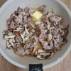 ガツンとコク旨◎【豚肉ときのこのガリバタ醤油炒め】の工程2