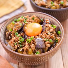 【なすとひき肉の甘辛丼】ご飯との相性抜群のやみつき丼♡