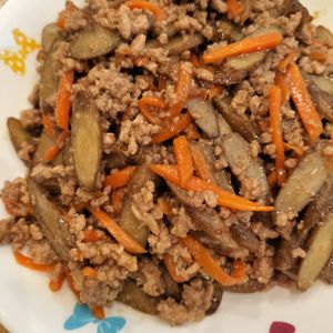232088の作ってみた!投稿(ご飯が進むガッツリ和食🥰ごぼうとにんじんの肉味噌炒め🍚)