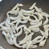 10分おかず♪コク旨【豚こまと新玉ねぎのみそ炒め】の工程1
