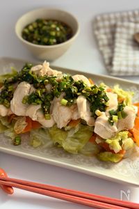 ねぎニラだれが絶品♡蒸し鶏むねキャベツ【作業10分】