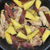 さつまいもと鶏肉のマーマレード照り焼きの工程2
