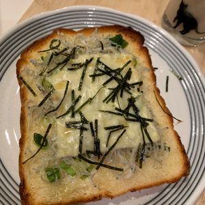 ぐ〜たら子の作ってみた!投稿(栄養満点！しらすとネギの満足トースト！朝ごはんに！)
