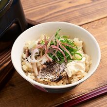 うまみが染み込む「ショウガと豆腐の鯛釜飯」