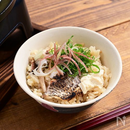 うまみが染み込む「ショウガと豆腐の鯛釜飯」