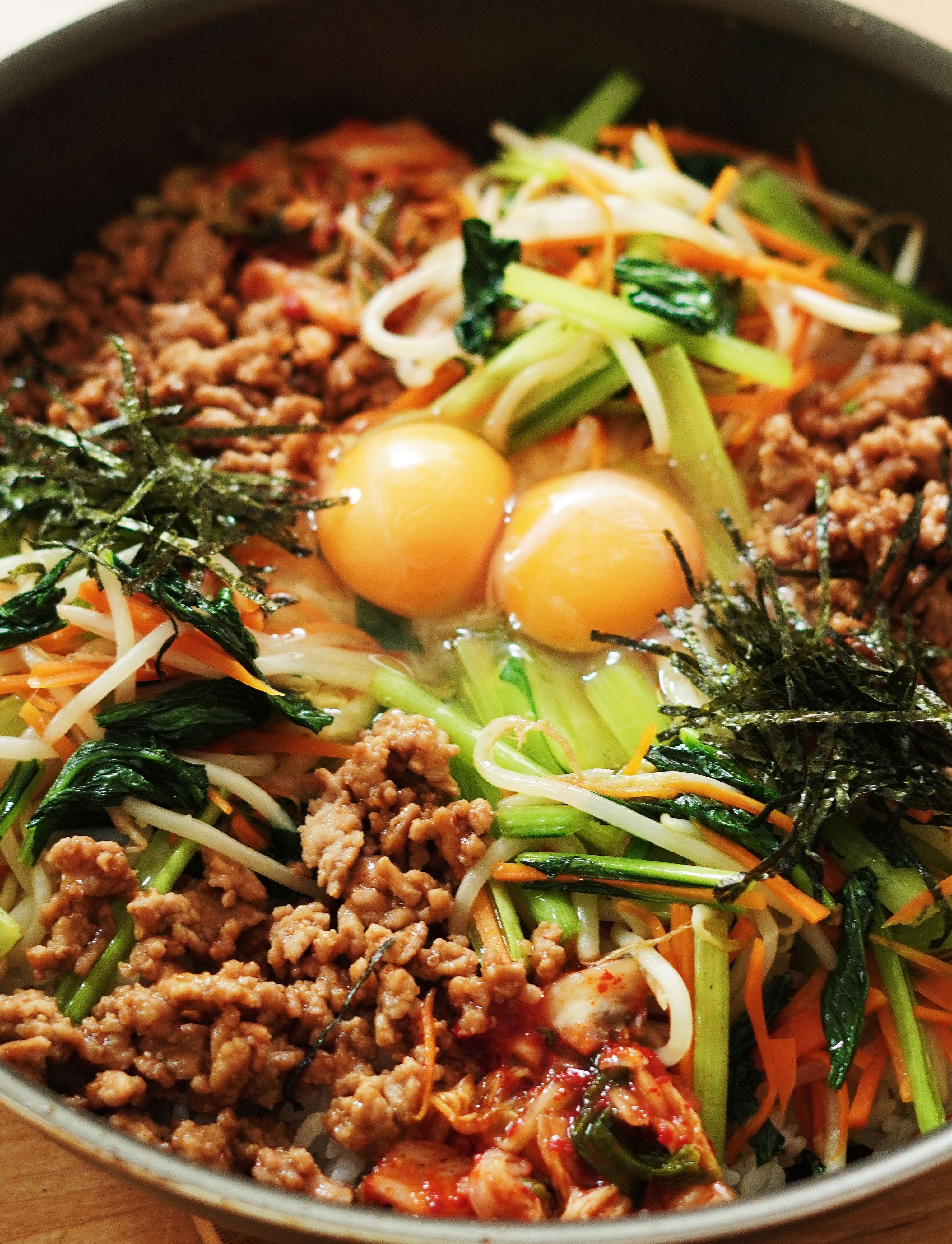 豚ひき肉で手軽に作る【絶品フライパン石焼ビビンバ】 | レシピサイトNadia